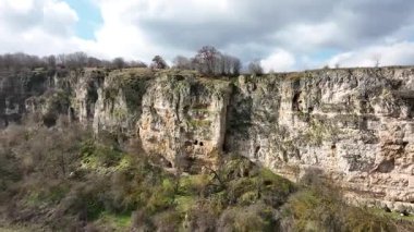 Bulgaristan 'ın kuzeydoğusundaki Onogur kasabası yakınlarındaki kaya manastırı Shan Kaya. Suha Reka 'nın kurumuş nehir yatağının sol kıyısındaki sarp kayalıklarda yer almaktadır..