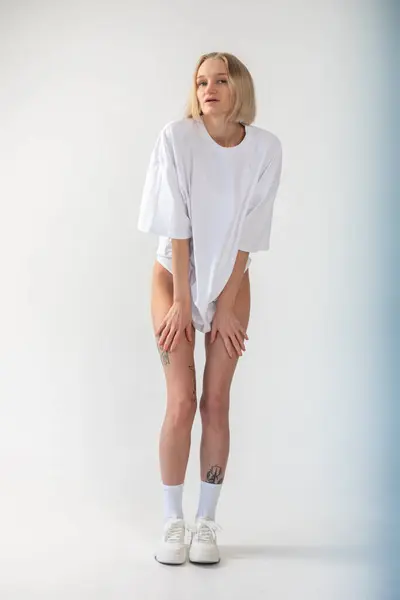 Menina Bonita Uma Camiseta Branca Grandes Dimensões Posando Fundo Branco — Fotografia de Stock