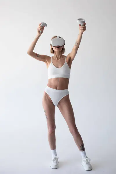 Красивая Тонкая Девушка Белых Шортах Топ Шлеме Виртуальной Реальности Позируют Лицензионные Стоковые Изображения