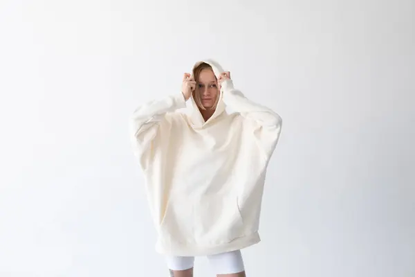 Krásná Blondýnka Pózující Bílé Mikině Kamaších Pózující Bílém Pozadí Kvalitní Stock Obrázky
