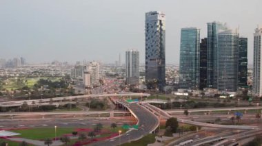 Dubai 'de gece gündüz panoramik gökdelenleri manzaralı bir zaman atlaması, Birleşik Arap Emirlikleri. Yüksek kalite 4k görüntü