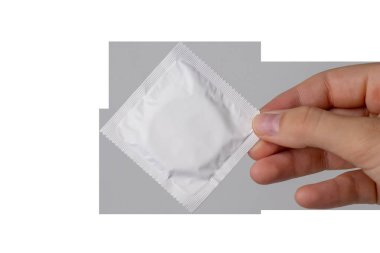 Üst görünüm beyaz arka planda izole edilmiş bir prezervatif paketleme. Makro mermili prezervatif beyaz üzerine izole edilmiş. Yüksek kalite fotoğraf