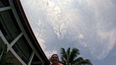 Güzel bir gündü serin bir havuza atlamak, güneşin, denizin ve sevdiklerimle kahkahanın tadını çıkarmak.