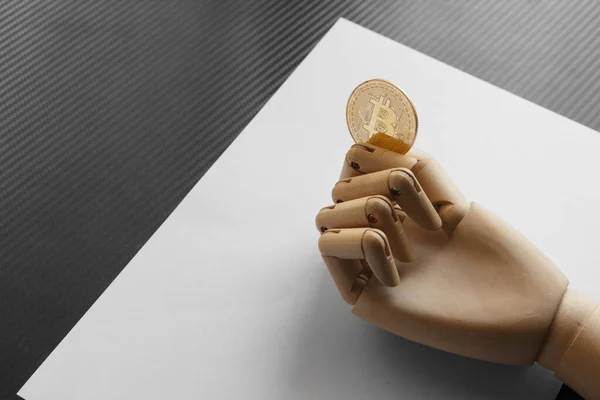 Mão Artificial Segurando Bitcoin Fundo Papel Branco Conceito Moeda Virtual Fotografia De Stock