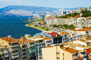 Şehir manzaralı deniz kıyısı çift yönlü arabalar yüksek binalar.