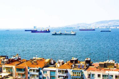 Contaniers kıyısı ve gemi şehir manzaralı binalar