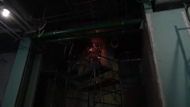 在黑暗中金属焊接在天花板下从下面射击 优质Fullhd影片 — 图库视频影像