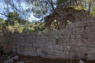 Eski liman şehri Phaselis 'in kalıntıları. Olimpos Dağı yakınlarında açık hava müzesi. Antalya, Türkiye