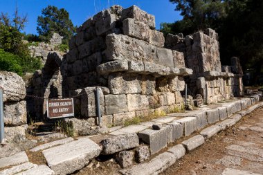 Eski liman şehri Phaselis 'in kalıntıları. Olimpos Dağı yakınlarında açık hava müzesi. Antalya, Türkiye