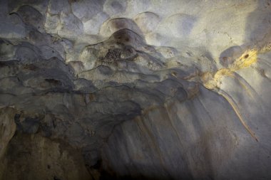 Mağaranın içindeki renkli neşterlerin muhteşem manzarası. Türkiye, Antalya yakınlarında.