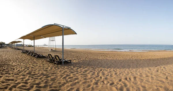 Sabahın Erken Saatlerinde Kumsalda Konum Trkiye Antalya Akdeniz Güneş Pansiyonları Stok Fotoğraf