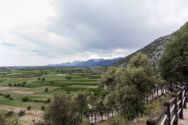 Antalya şehri yakınlarında tarlaları olan vadi manzarası. Fotoğraf, açık hava müzesinden çekildi..