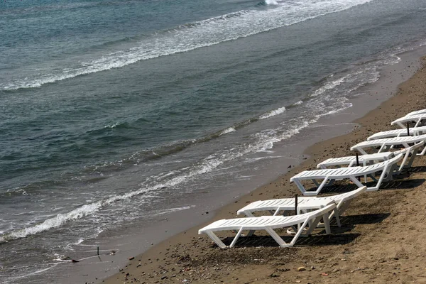 Tatil Beldesi Side Plajında Güneşli Yataklar Antalya Akdeniz Kıyısı - Stok İmaj