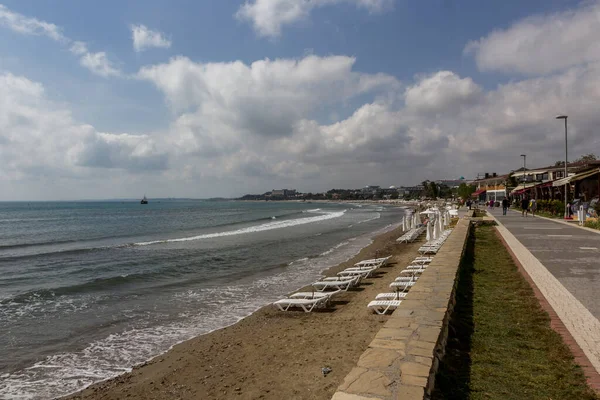 Tumbonas Playa Ciudad Turística Side Antalya Costa Mediterránea Imágenes de stock libres de derechos