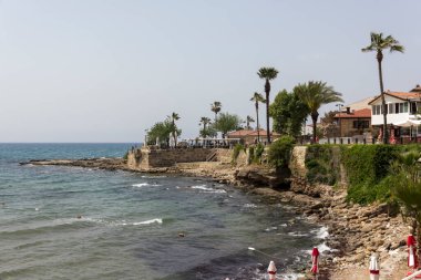 Akdeniz kıyısında, Antalya şehrinin yakınındaki kentin kıyısında.