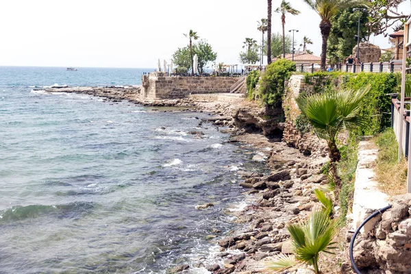 Akdeniz Kıyısında Antalya Şehrinin Yakınındaki Kentin Kıyısında Stok Resim