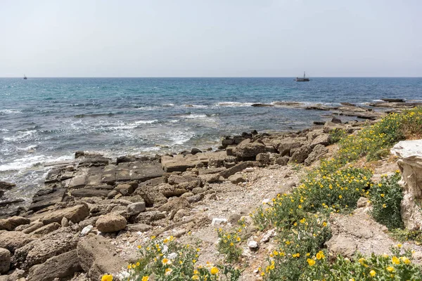 Akdeniz Kıyısında Antalya Şehrinin Yakınındaki Kentin Kıyısında Telifsiz Stok Fotoğraflar