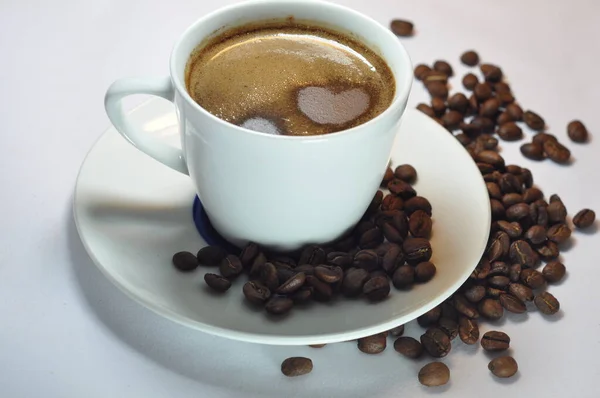 Vit Mugg Med Aromatiskt Kaffe Ett Fat Spridda Svart Kaffe — Stockfoto