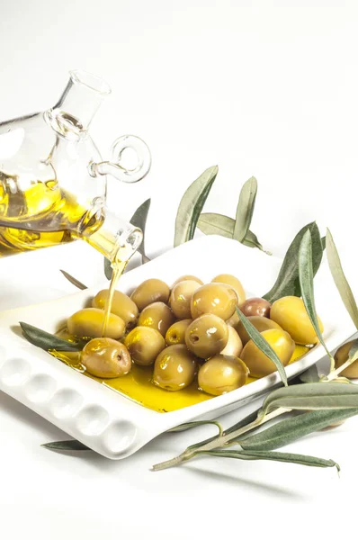 Huile Olive Bouteille Sur Fond Blanc Olives Vertes Sur Une Images De Stock Libres De Droits