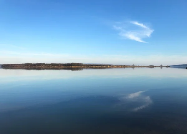 Sırbistan 'ın Romanya sınırındaki Tuna Nehri kıyı şeridi panoramasında gökyüzü bulutu suda yansıtılıyor