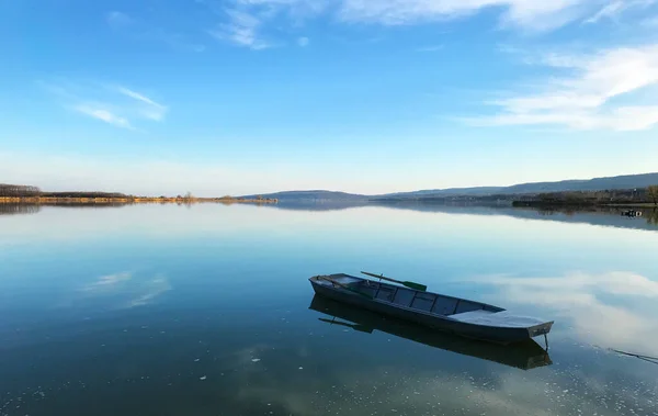 Sırbistan 'ın Romanya sınırı Tuna Nehri kıyısındaki panorama ve küçük bir balıkçı teknesi üzerinde