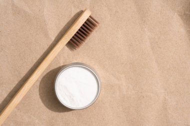 Doğal bambu diş fırçası ile mineral diş tozu kaolini ya da Kraft kağıt zemin üzerinde fotokopi alanı ile kabartma tozu temizleyicisi. Düzleştirme biçimi