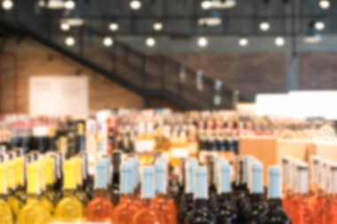 Birçoğu alkollü bulanık şişeler. Fotokopi alanı olan odaklanmış şarap şişeleri. Bulanık içki dükkanı geçmişi