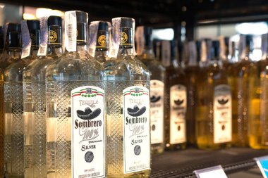 Lviv, Ukrayna - 20 Şubat 2022: Bad Boy içki dükkanında gümüş tekila sombrero şişeleri - Meksika içeceği. Seçici odak