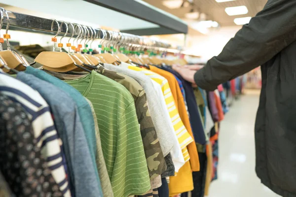 Een Man Die Winkelt Bij Kledingwinkel Mew Modecollectie Bij Modieuze — Stockfoto