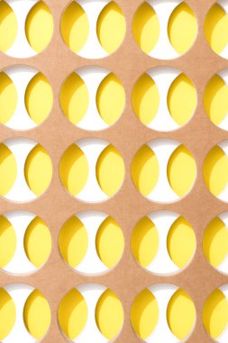 Kağıt sanatı soyut geometrik arkaplan. Kahverengi, sarı ve beyaz simetrik süsler. Asgari tarz. Yaratıcı açık dikey kompozisyon. Metin için alanı kopyala