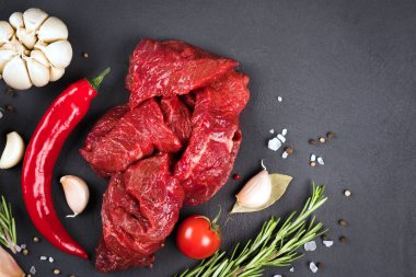 Baharatlı doğranmış çiğ et ya da kuzu eti, kırmızı biber ve sebze üzerine koyu beton arka plan ve fotokopi alanı. Güveç, azu ya da diğer ana et yemekleri için dana eti.