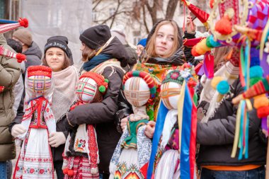 Lviv, Ukrayna - 8 Ocak 2022: Lviv 'de düzenlenen Yılbaşı Yıldızı Festivali' nde birçok Noel yıldızı ve el yapımı motanka bebekleri. Ukrayna 'da Ortodoks Noel kutlamaları, seçici odaklanma