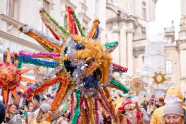 Lviv, Ukrayna - 8 Ocak 2022: Noel yıldızı festivali, geleneksel Noel yıldızları festivali. Ukrayna 'da Ortodoks Noel kutlaması. Ukrayna omurgası. Seçici odak
