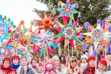 Lviv, Ukrayna - 8 Ocak 2022: Lviv 'de geleneksel Noel yıldızı festivali. Ukrayna 'da Ortodoks Noel' i. Ukrayna vertep 'i Noel şarkıları söylüyor. Seçici odak