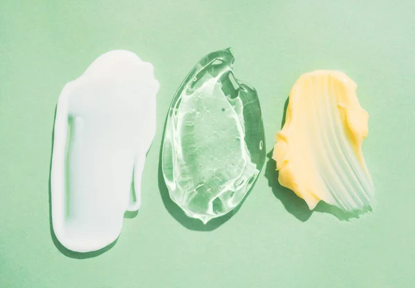 Creme Gel Pletter Grøn Baggrund Forskellige Kosmetiske Produkter Tekstur Fløde Royaltyfrie stock-billeder