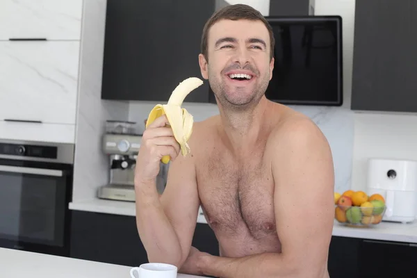 Портрет Красивого Сорочки Молодого Чоловіка Тримає Банан Кухні — стокове фото