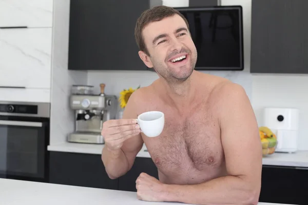 부엌에서 커피를 마시고 셔츠를 남자의 — 스톡 사진