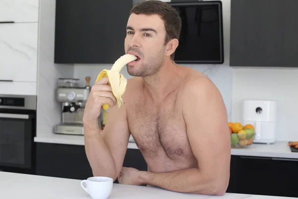 Ritratto Bel Giovane Uomo Senza Camicia Che Tiene Banana Cucina — Foto Stock