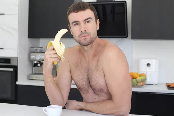 Ritratto Bel Giovane Uomo Senza Camicia Che Tiene Banana Cucina — Foto Stock