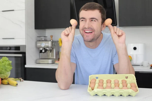 주방에서 계란을 잘생긴 청년의 — 스톡 사진