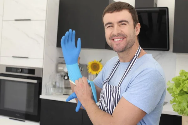 Portret Przystojnego Młodzieńca Zakładającego Gumowe Rękawiczki Sprzątania Kuchni — Zdjęcie stockowe