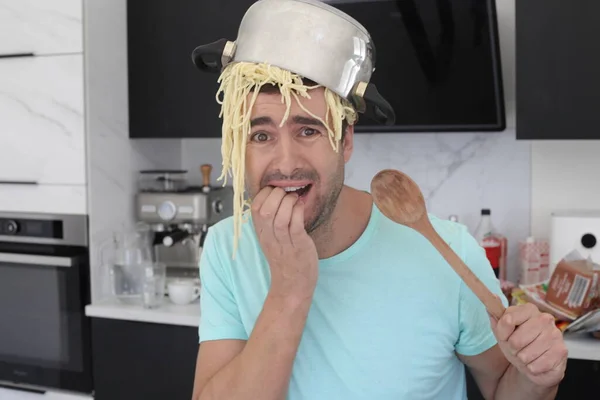 Porträt Eines Hübschen Jungen Mannes Mit Einem Topf Spaghetti Auf — Stockfoto
