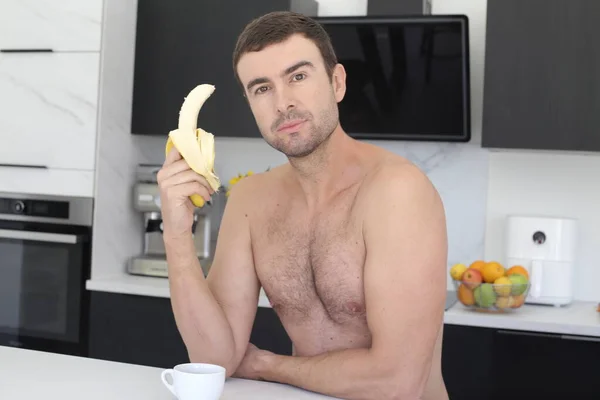 부엌에서 바나나를 셔츠를 잘생긴 청년의 — 스톡 사진