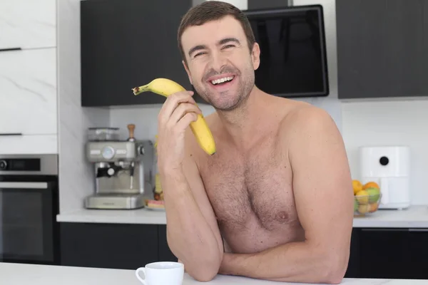 Porträt Eines Gutaussehenden Hemdlosen Jungen Mannes Mit Banane Der Küche — Stockfoto