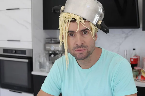 Ritratto Bel Giovanotto Con Pentola Spaghetti Sulla Testa Cucina — Foto Stock