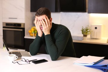 Mutfakta çalışan yakışıklı bir gencin portresi.