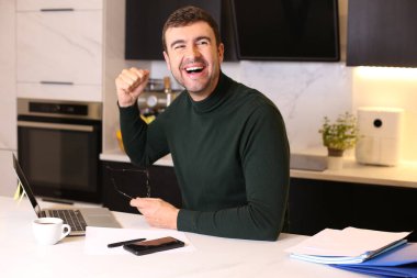 Mutfakta çalışan yakışıklı bir gencin portresi.