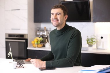 Mutfaktaki yakışıklı genç adamın portresi.