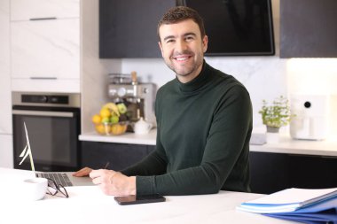 Mutfaktaki yakışıklı genç adamın portresi.