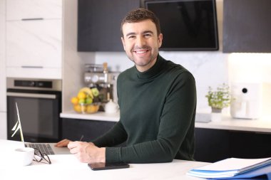 Mutfaktaki yakışıklı genç adamın portresi.